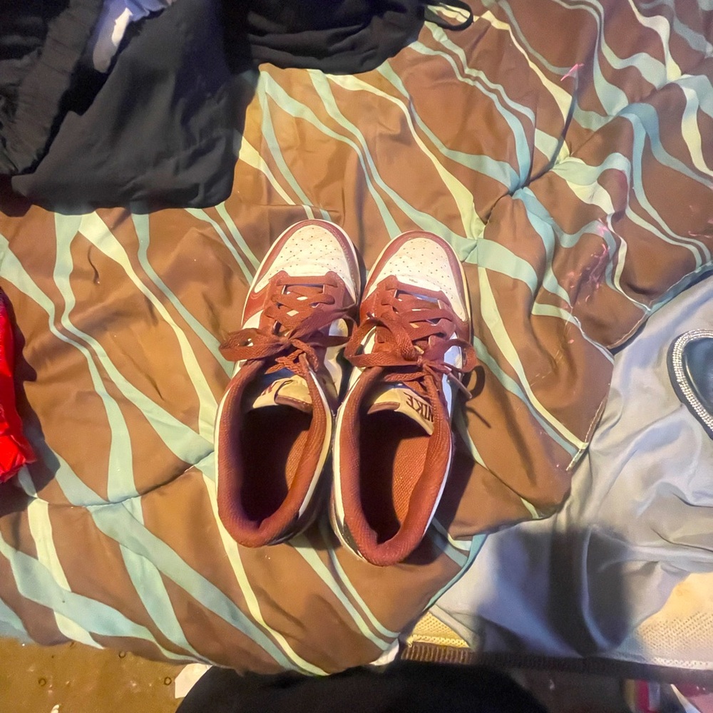Nike Brown Sneakers Classic Lace-Up Design